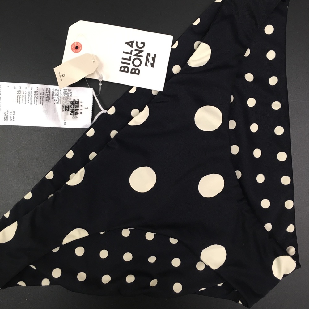 SOLD 🔴 Billabong reversible polka dots!!!!